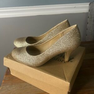 City Classified Comfort Gold Glitter‎ kitten Heels Party Wedding Shoes 6.5